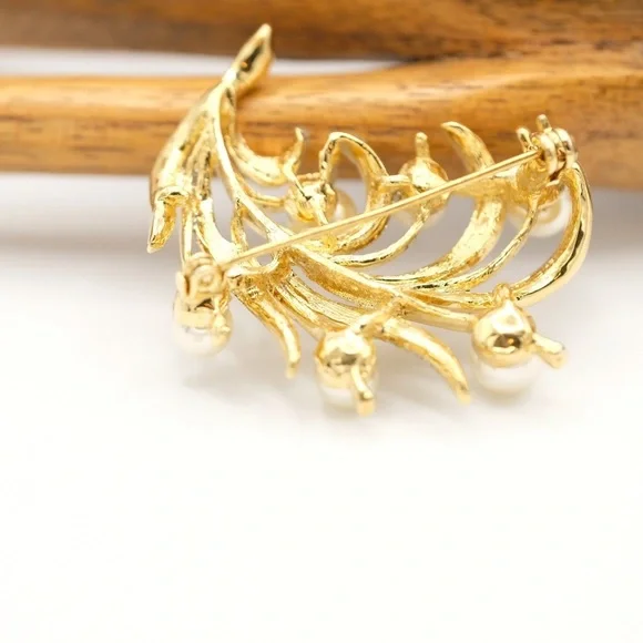 Vintage unmarked Faux Pearl and goldtone Rhinestone Pin Brooch BEAUTIFUL - Picture 5 of 14